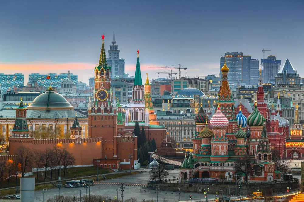 Vedere aeriană de seară a punctelor de reper din Moscova: Kremlin, Catedrala Sfântul Vasile, Turnul Spasskaya