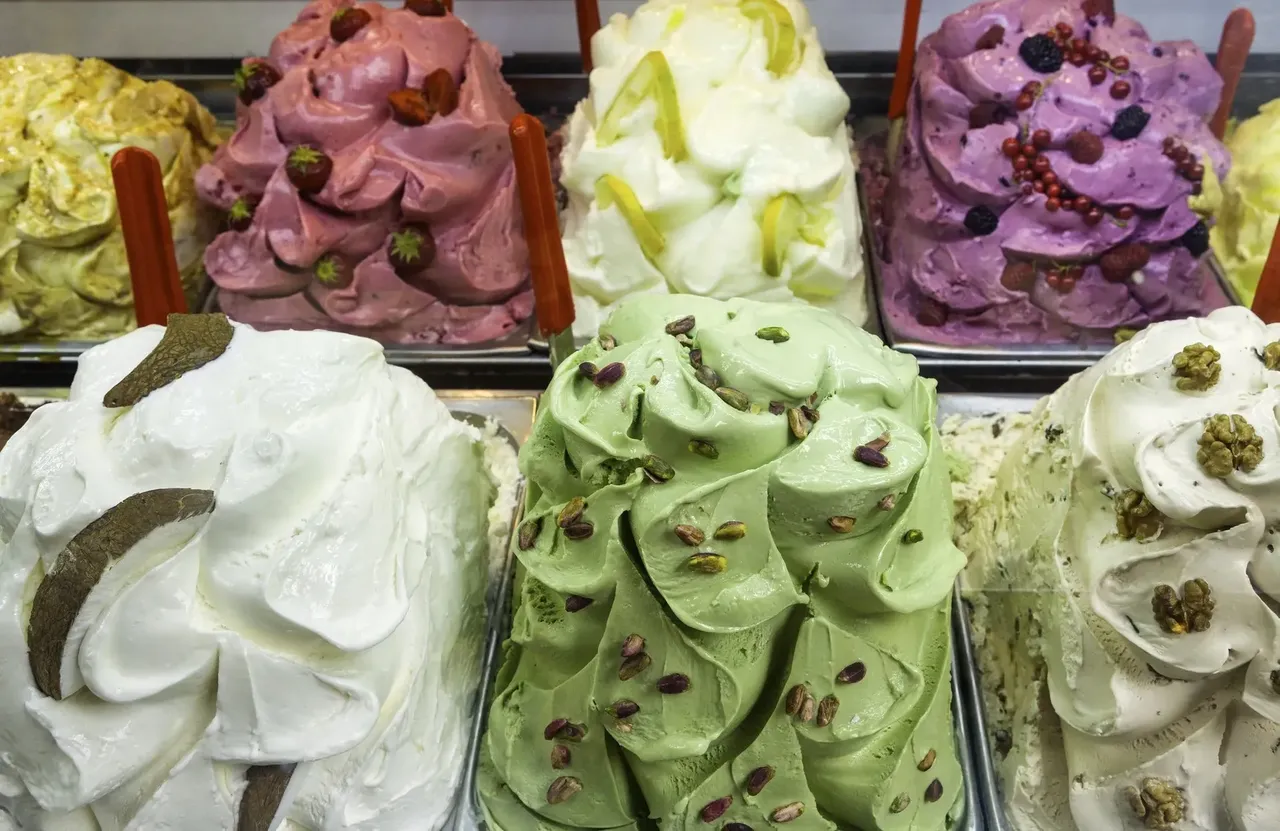 O selecție de gelato colorate, prezentând o varietate de arome și texturi în nuanțe vii.