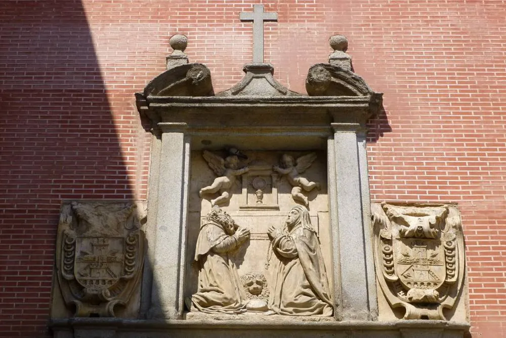 Statue above door of Monasterio del Corpus Christi — Zarateman, CC0, via Wikimedia Commons
