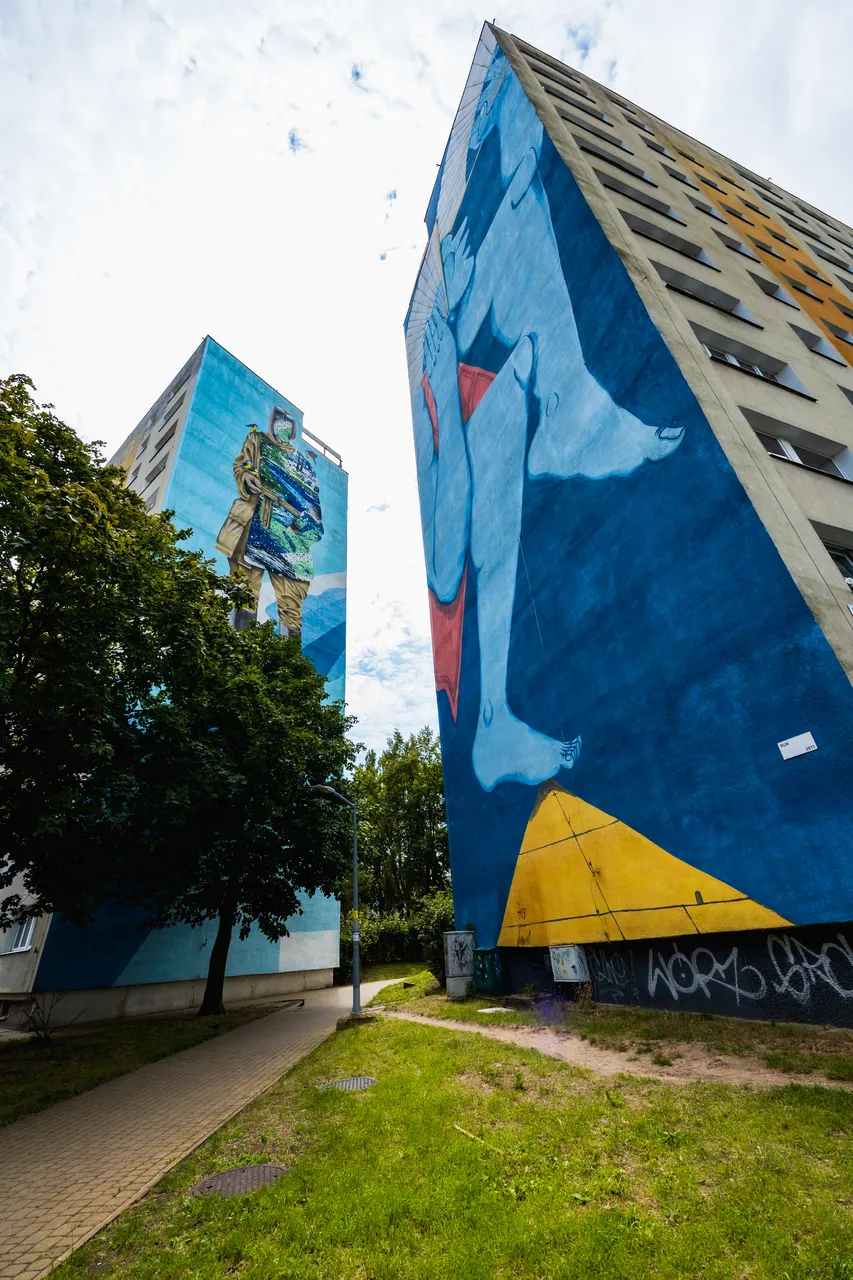Kolorowe murale w dzielnicy Zaspa na bocznych ścianach bloków mieszkalnych
