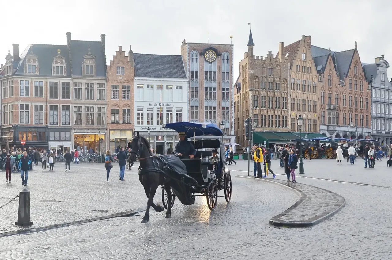 If it starts to rain, or the wind off the canals is starting to get just a bit chilly, pop into a cosy cafe or a local pub — peacefoo / Shutterstock