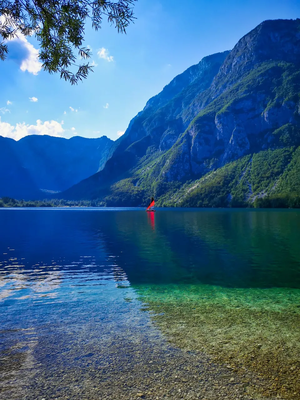 jezioro Bohinj z widokiem na góry, Słowenia