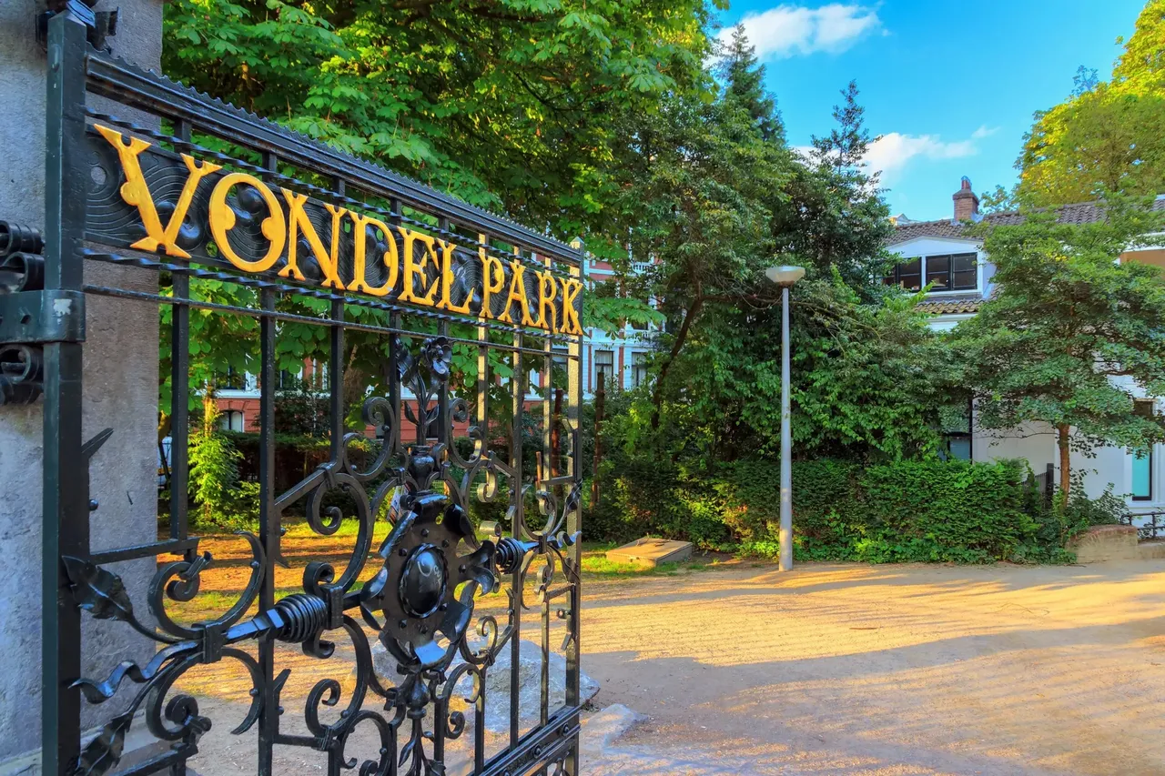 A Vondelpark nyitott kapuja