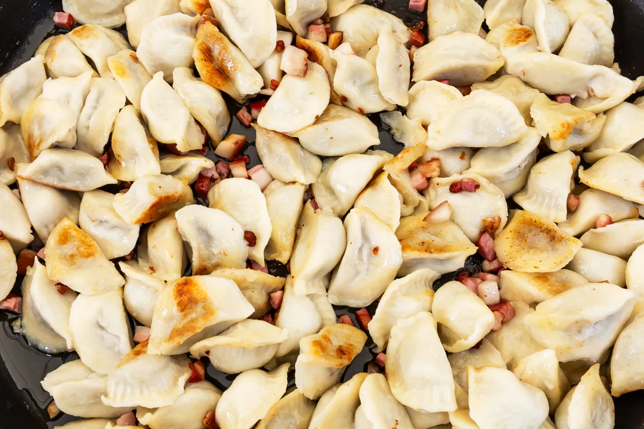 Polskie pierogi na patelni – tradycyjne danie polskie.