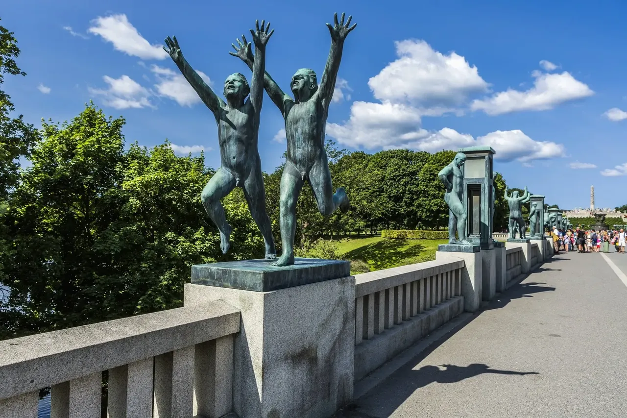 Sochy dětí, které si hrají, ve Vigelandově sochařském parku v Oslu