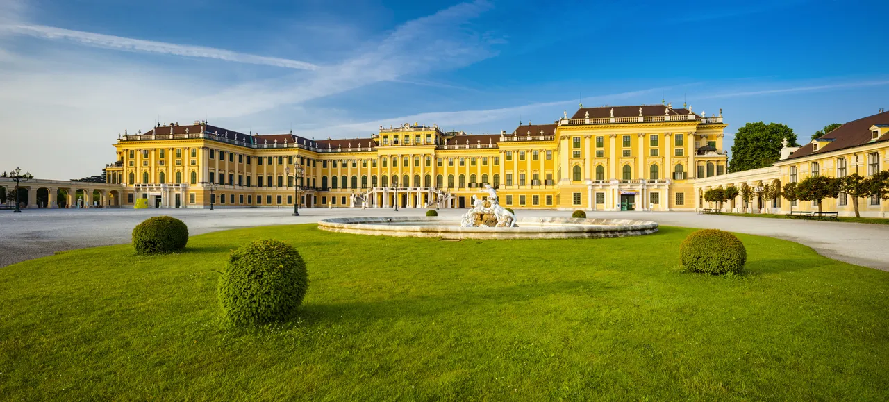 Palacio de Schönbrunn (cara norte) al amanecer - Viena, Austria