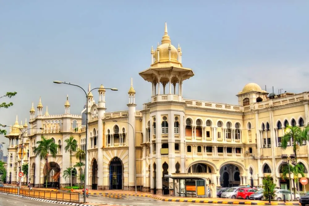 budynki dawnego dworca w Kuala Lumpur, kolonialna architektura w orientalnym stylu