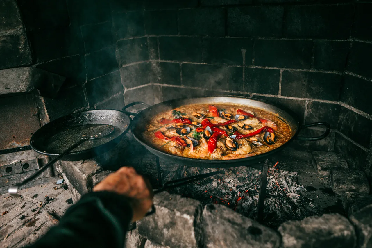 Una paella española cocinada al aire libre