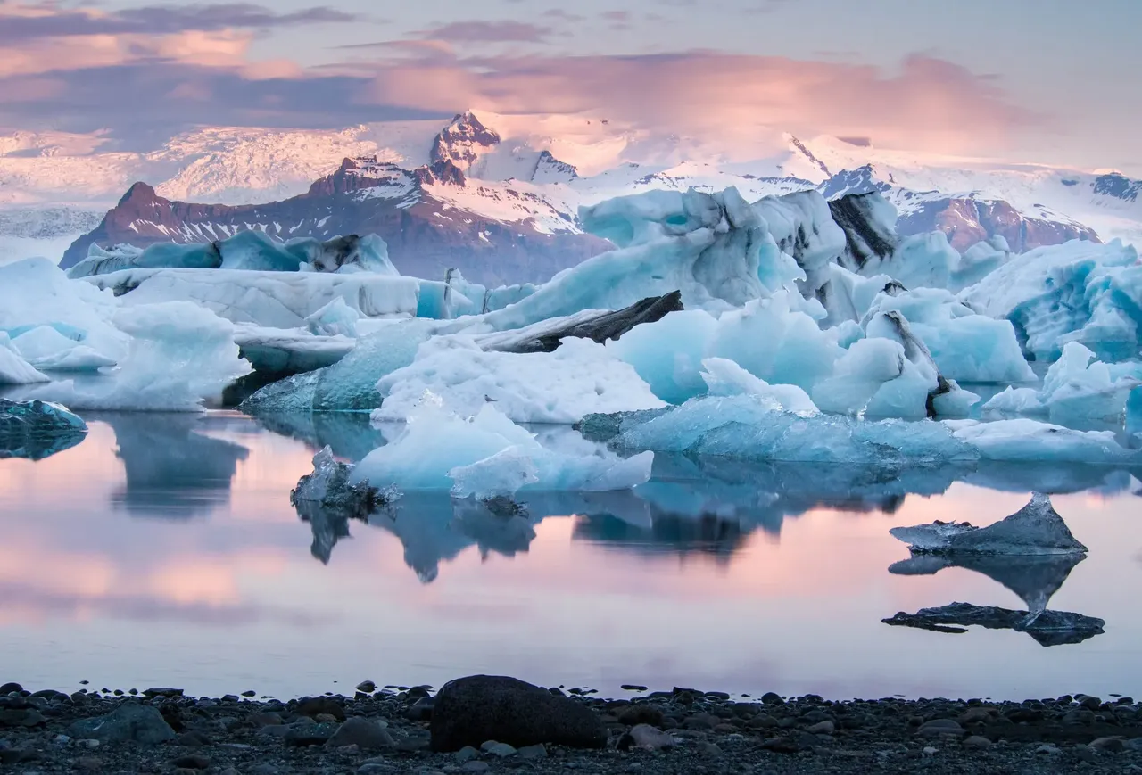 Some icebergs find themselves on the shores of the lake, dotting the black sand beaches like giant, mislaid diamonds — Shutterstock beaches 2018