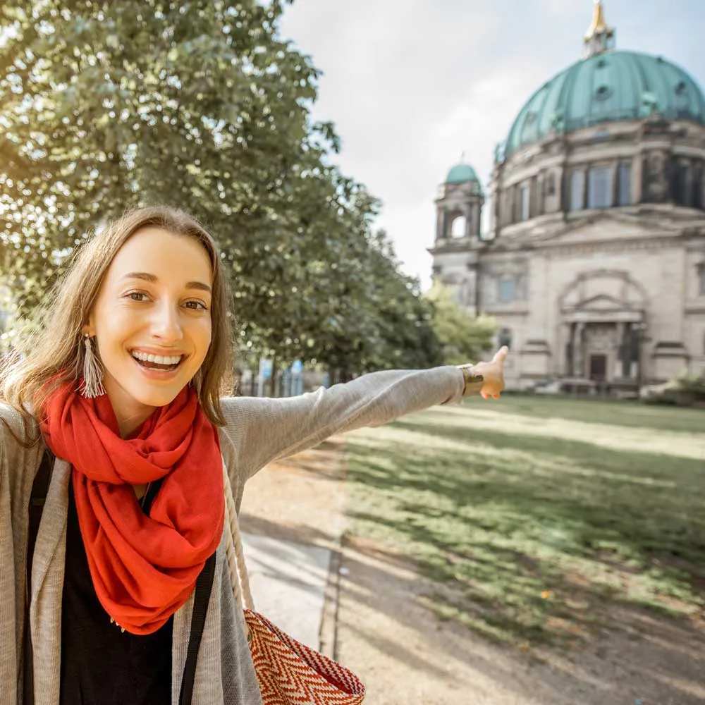 dziewczyna przed katedrą w Berlinie