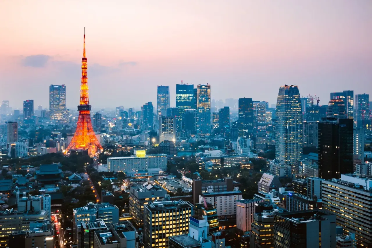 vedere asupra Turnului Tokyo luminat în portocaliu, seara
