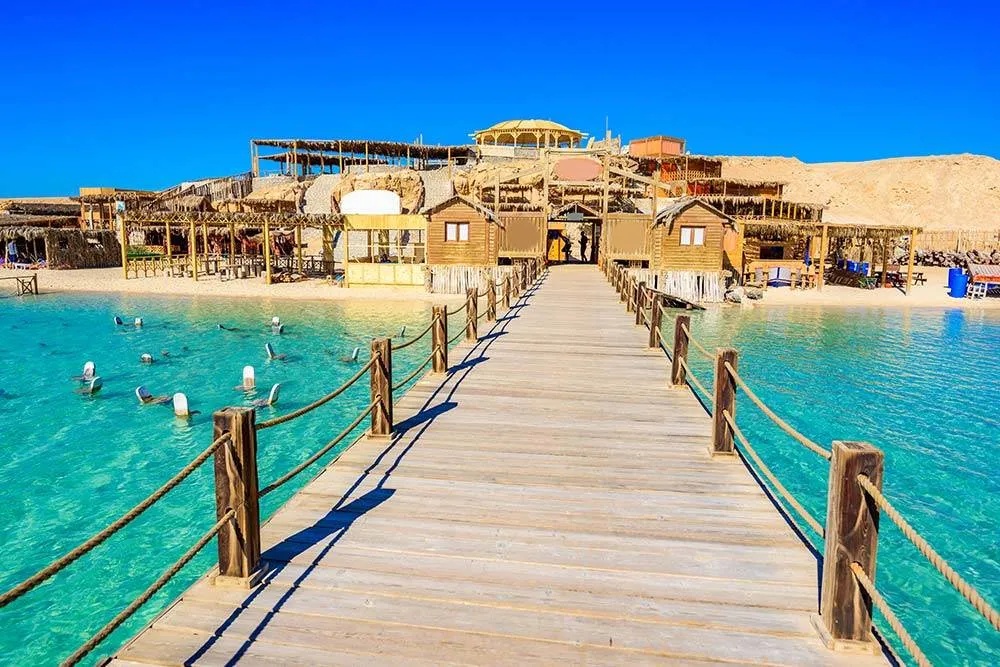 Nedaleko egyptské Hurghady leží Orange Bay, kam se dá dojet lodí