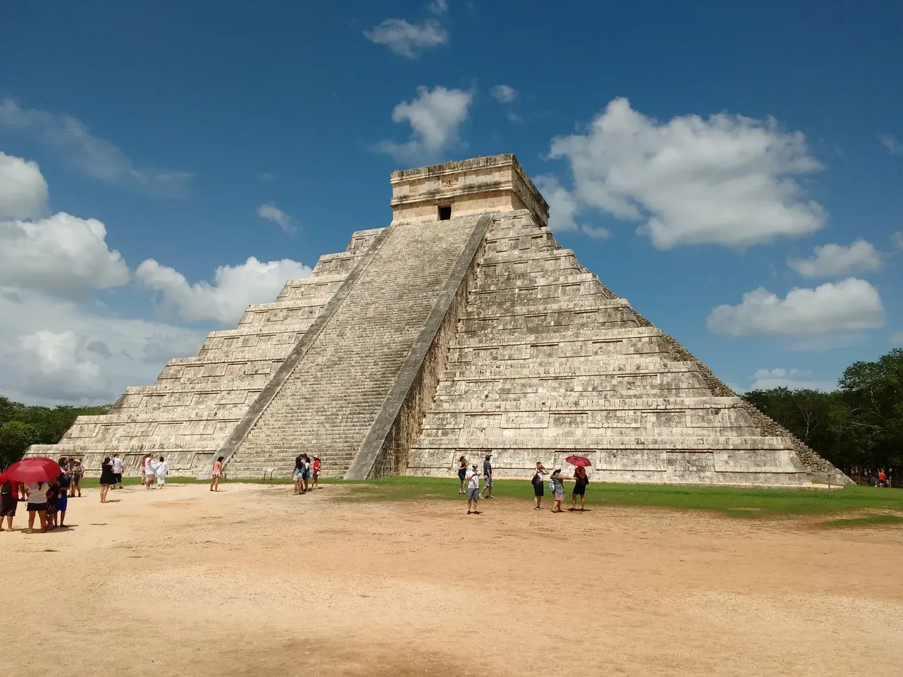 Historyczna piramida Chichén Itzá, majestatyczne ruiny Majów otoczone bujną zielenią.