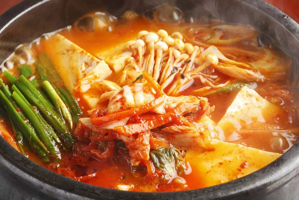 Hlavní ingrediencí v kimchi jjigae je fermentované kimchi