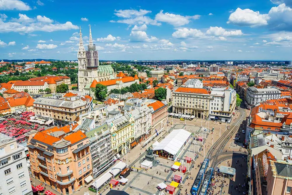 Pokud vás láká i jiný kousek Chorvatska než jen jeho pobřeží, udělejte si po cestě zastávku v hlavním městě Záhřebu