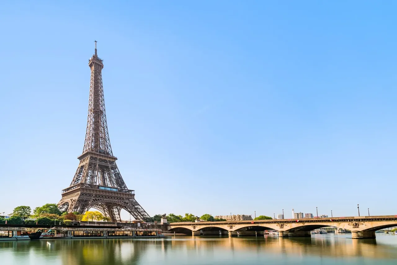 Eiffel-torony és a Szajna folyó reggel, Párizs, Franciaország