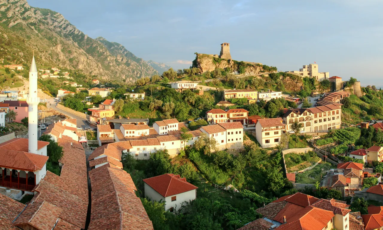 Krujë, Albánie. V pozadí je vidět místní pevnost.