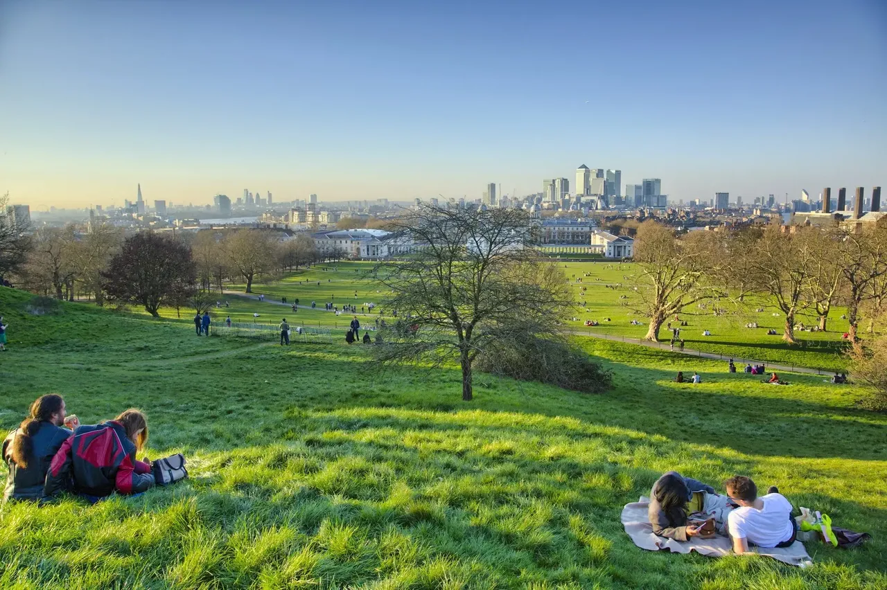 Vedere asupra orizontului Londrei de pe Observatory Hill din Greenwich Park.