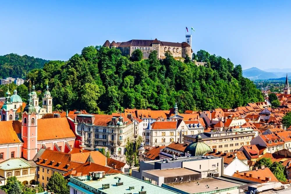 Ljubljana kastélya a város épületei között