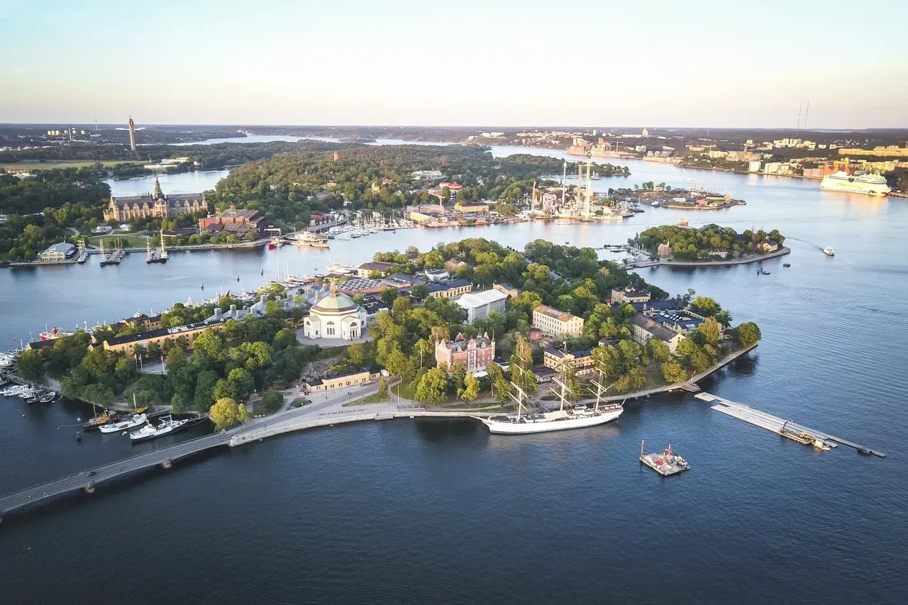 Vedere aeriană uimitoare a insulei Djurgården, înconjurată de apă și vegetație luxuriantă în Stockholm, Suedia.