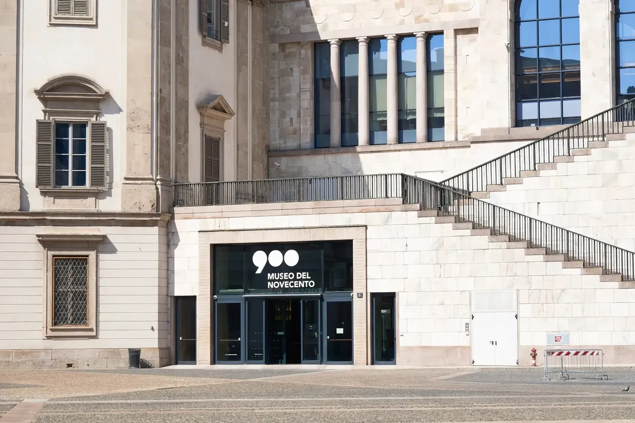 Exteriorul Museo del Novecento din Milano, un muzeu de artă contemporană