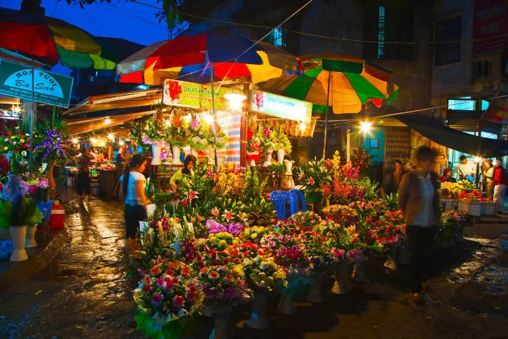 Tarabă cu flori în piața din Orașul Vechi, Hanoi