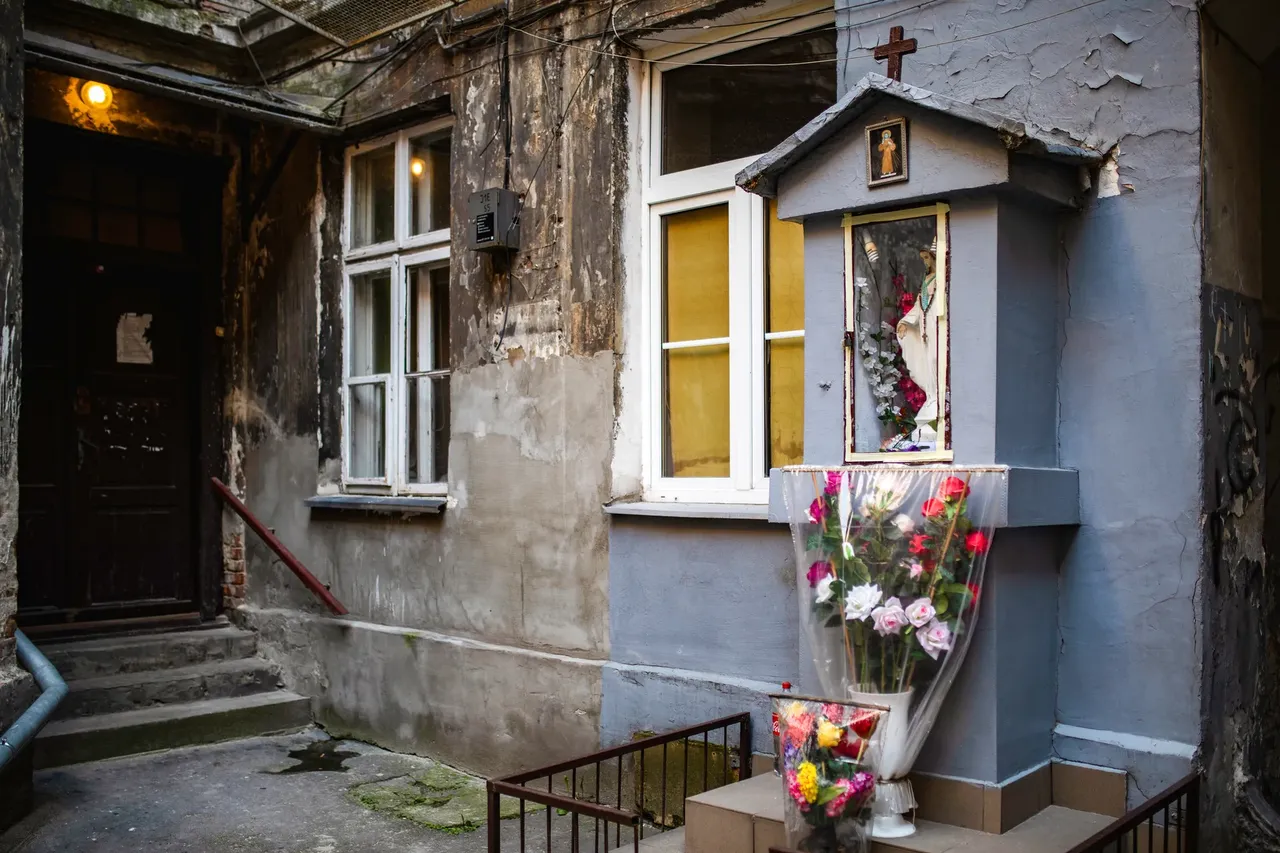 Backyard srhine in old tenement building in Warsaw’s Praga district — Shutterstock