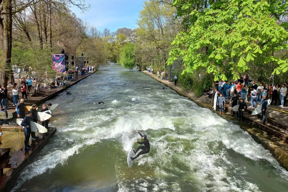 Surfer on river in Munich at Eisbachwelle — David Szmidt