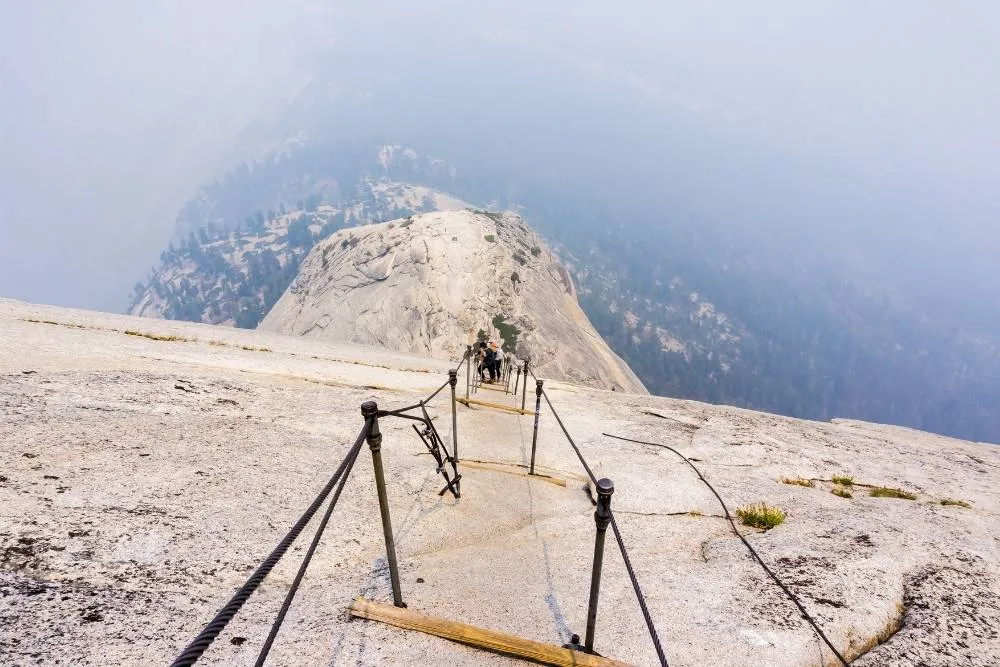 Acélkötelek a Half Dome túrán a Yosemite Nemzeti Parkon keresztül - Shutterstock