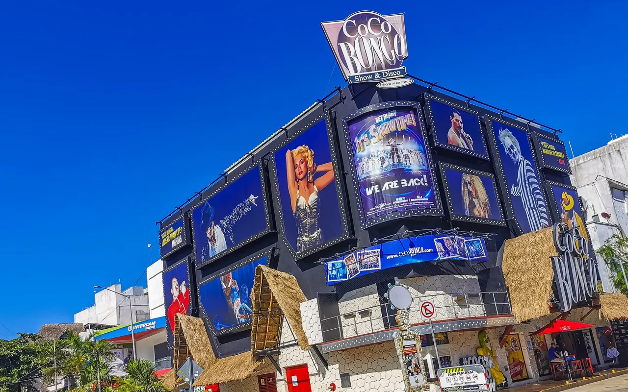 Klub Coco Bongo w Cancun z rozrywką na żywo, widok wejścia z wyświetlaczami reklamującymi show.