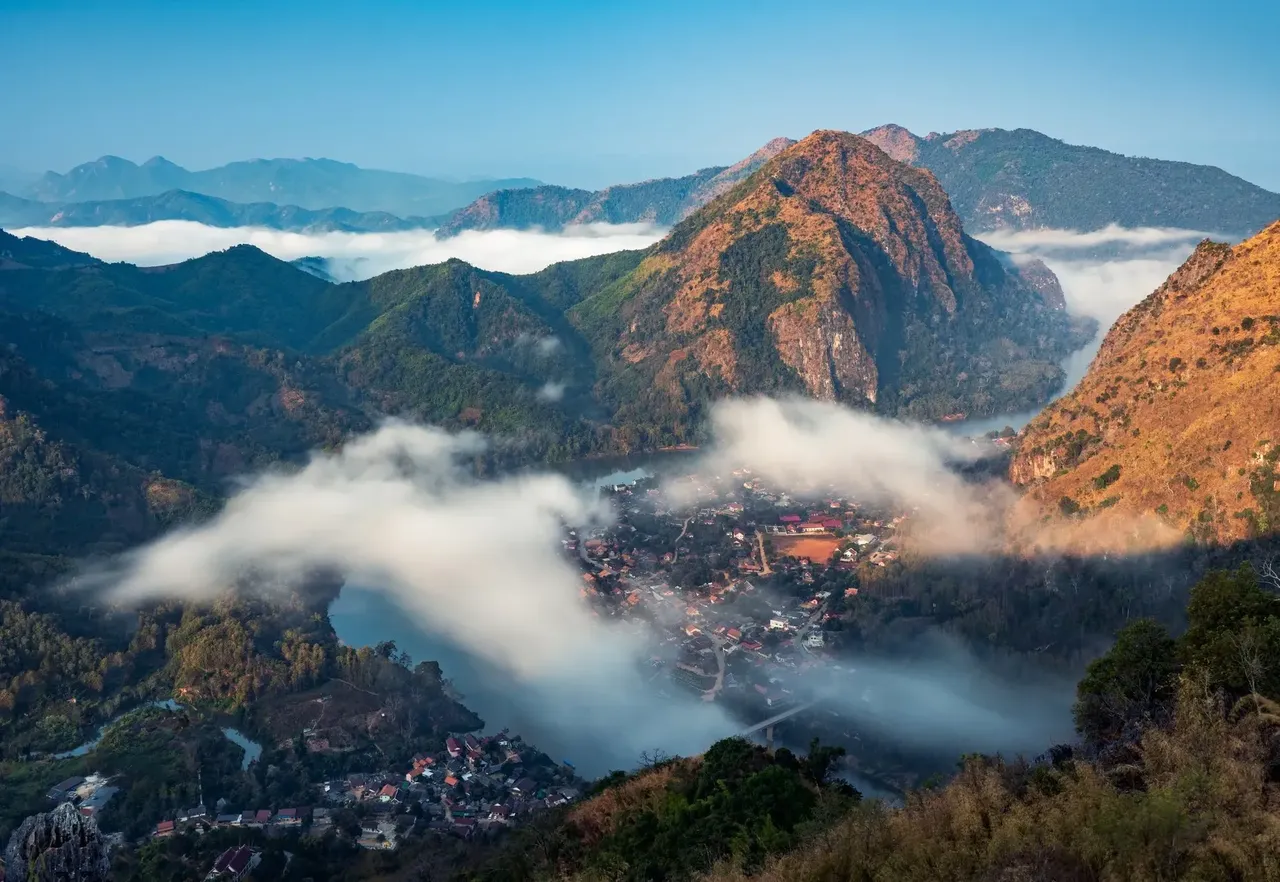 Vista panorámica de Nong Khiaw sobre las montañas kársticas y el río.
