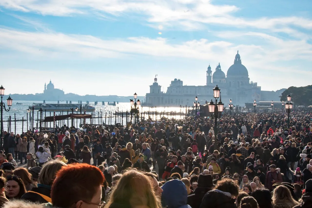 A vibrant crowd celebrating The Festa delle Marie