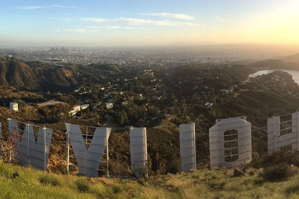 Los Angeles látképe a Hollywood tábla mögül