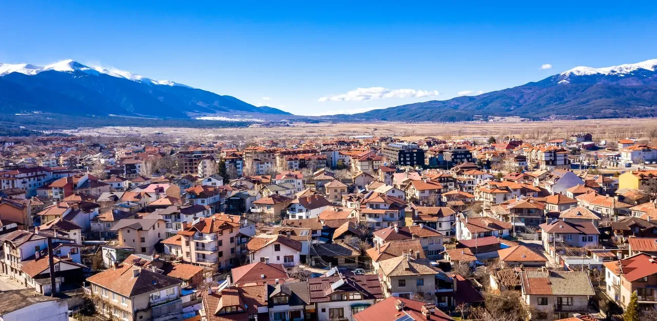 Úžasný letecký pohled na Bansko v Bulharsku, které leží na úpatí zasněženého pohoří Pirin