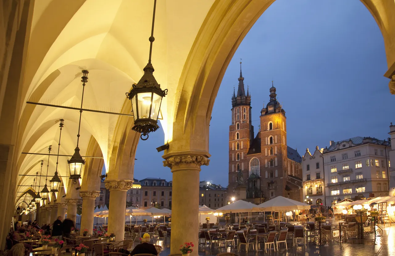 Óvárosi tér, Mária-templom és kávézók a Rynek téren.