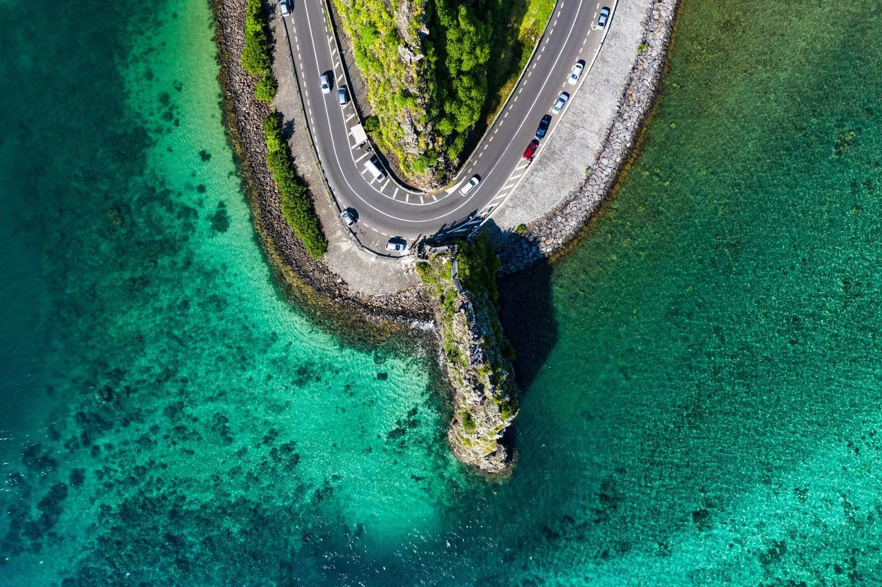 Carretera que pasa junto a una roca en la isla de Mauricio