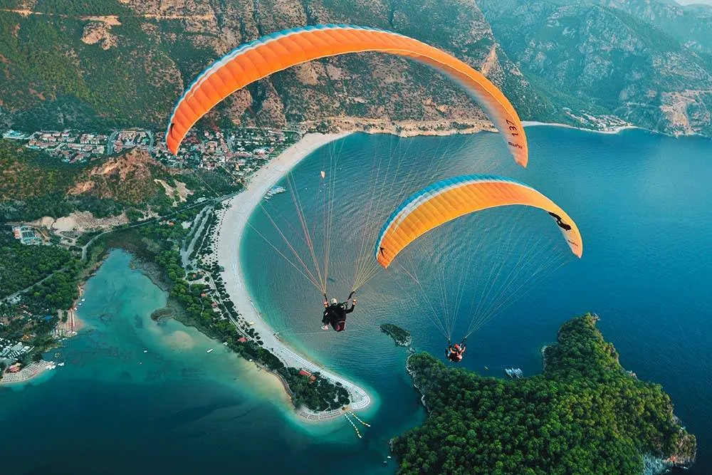 You can paraglide over the lagoon in Ölüdeniz
