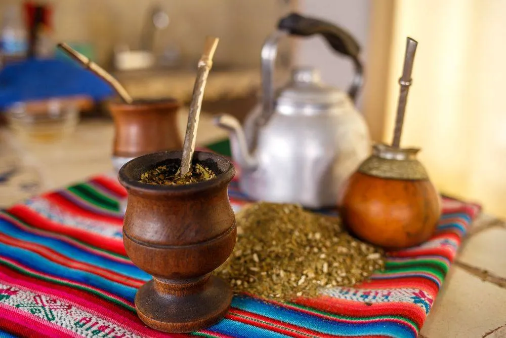 naczynia do yerba mate, czajnik, susz wysypany na pasiasta tkaninę