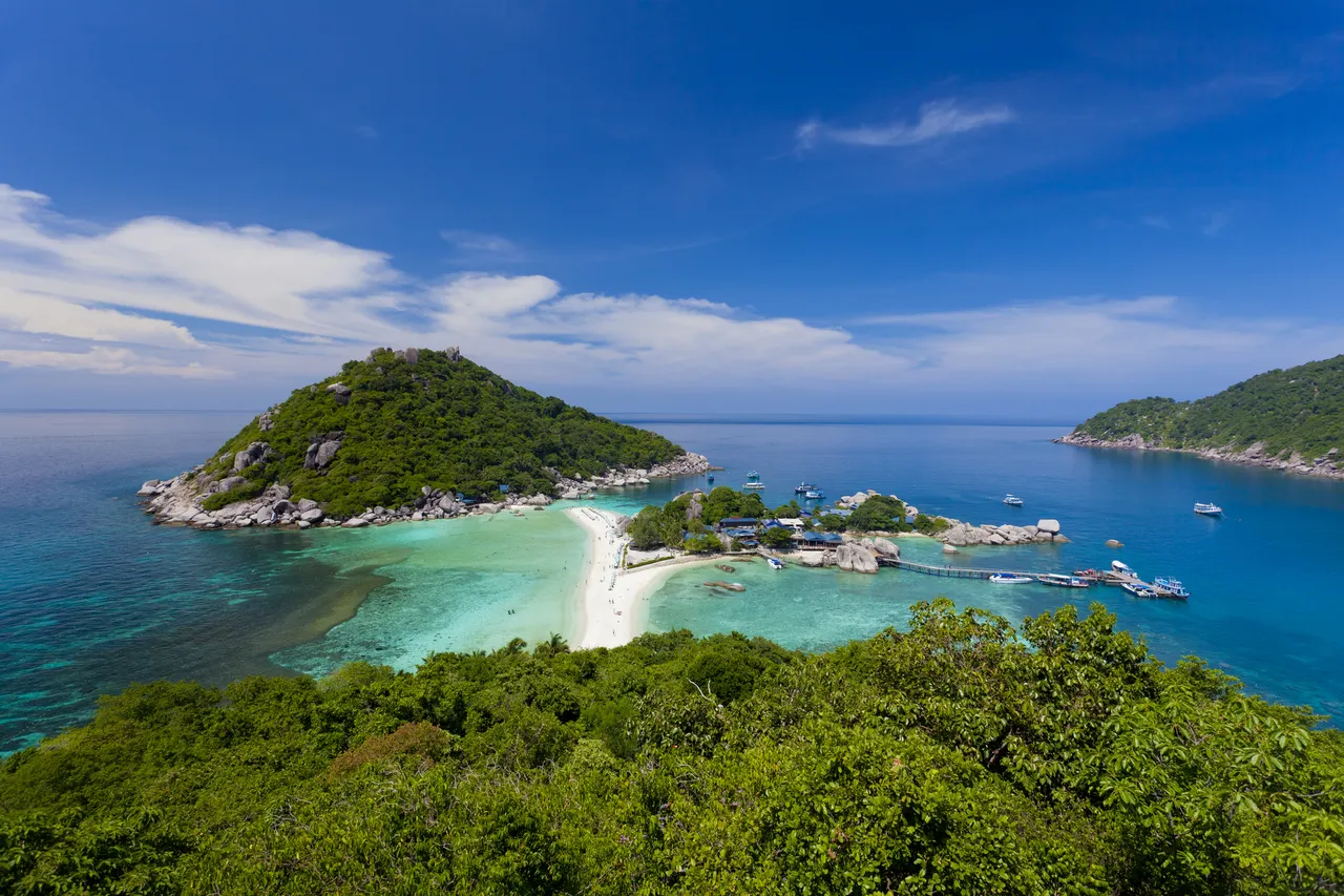 Panoramatický pohled na ostrov Nang Yuan u ostrova Koh Tao v Thajsku