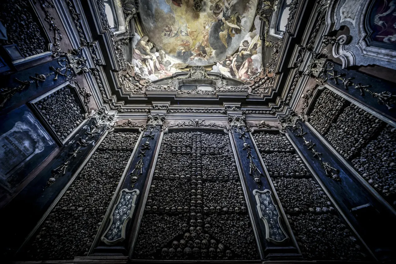 Interiorul straniu al Bisericii San Bernardino alle Ossa, cu pereți împodobiți cu cranii și oase umane, creează o atmosferă unică și istorică.