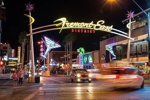Fremont Street v centru Las Vegas se zářivými nápisy
