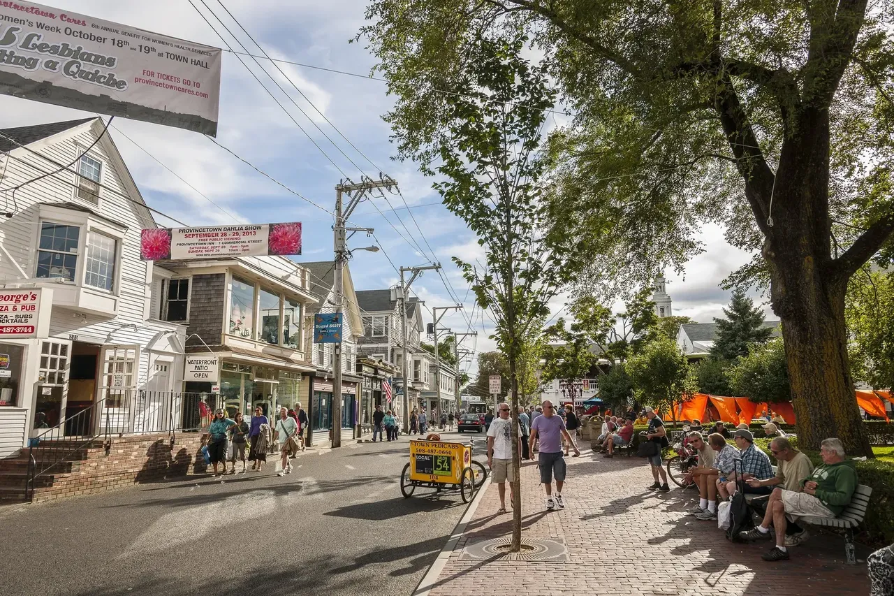 A nyüzsgő provincetowni Commercial Street, színpompás kirakatokkal, éttermekkel és a járdán sétáló gyalogosokkal
