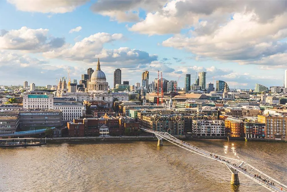panorama Londyny z Tamizą na pierwszym planie