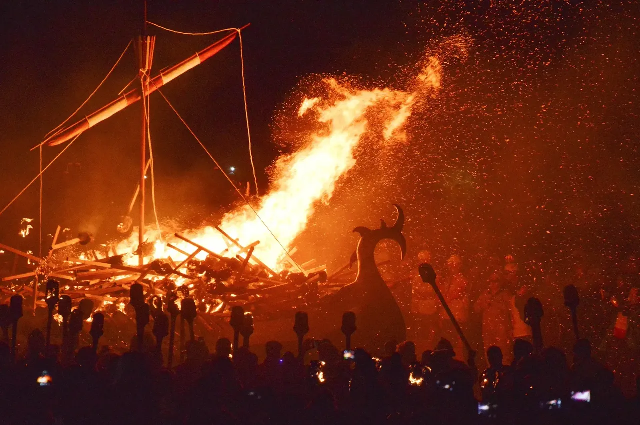 La quema de un drakkar vikingo es la culminación del festival – Shutterstock Los mejores destinos para viajar en enero