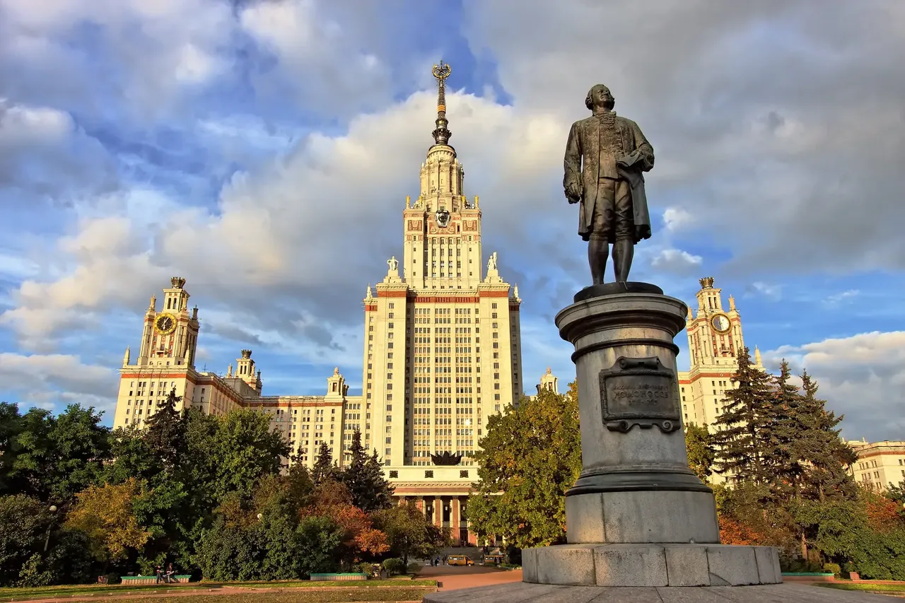 The star atop the highest building of Lomonosov Moscow State University weights 12 tons - Shutterstock skyscrapers