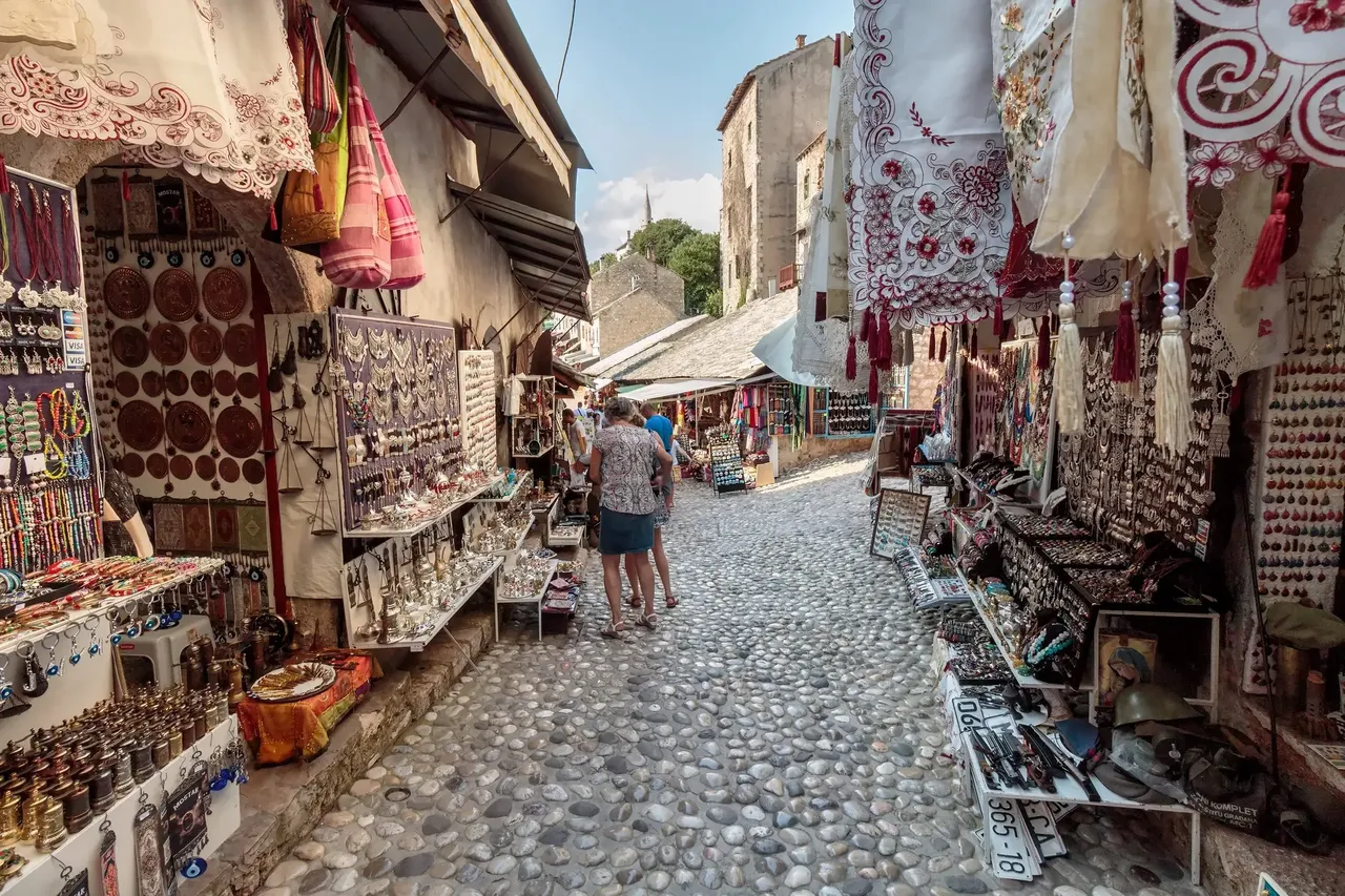 Goldsmiths, jewelers and souvenir shops fill the narrow streets of Kujundziluk bazaar — DarioZg / Shutterstock Mostar
