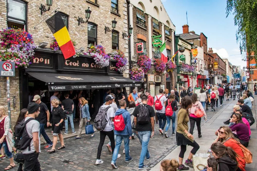 Emberek sétálnak Dublin utcáin — Getty Images