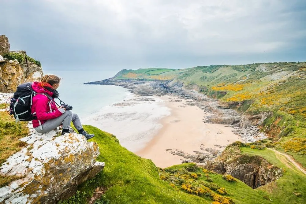 Pihenő túrázó a Wales Coast Path-on - Shutterstock