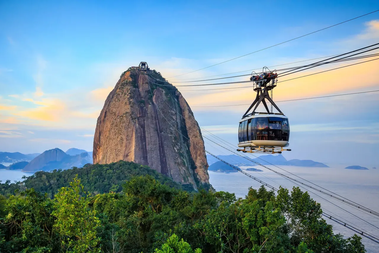 El Teleférico de Pan de Azúcar fue el primer teleférico construido en Brasil en 1912 y el tercero en instalarse en el mundo