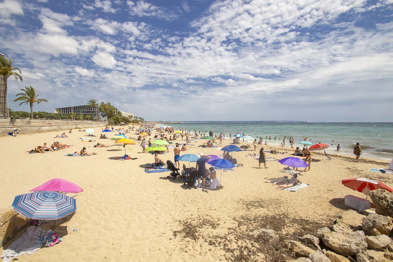 O zi însorită de vară la Platja de Can Pere Antoni.